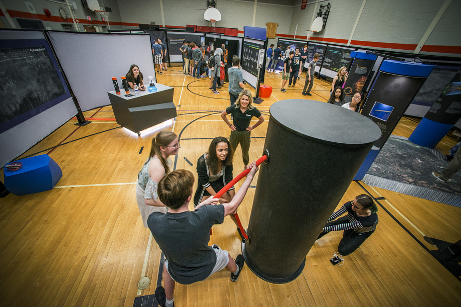 Students investigating how ropes are connected inside a tube during the power of ideas tour