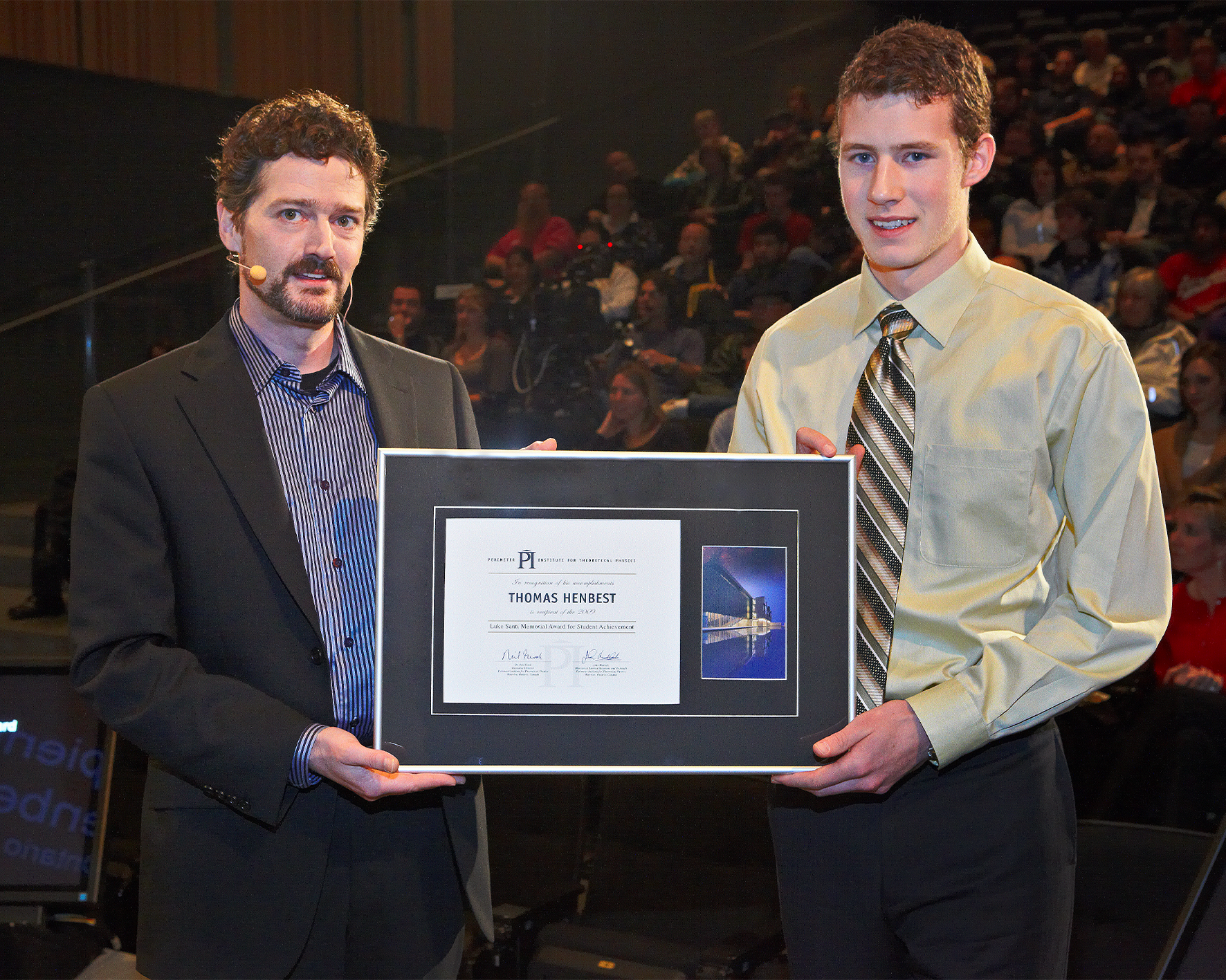 Thomas Henbest receives the Luke Santi Award 2009 at the Quantum to Cosmos conference