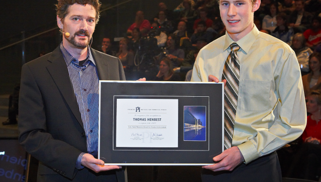 Thomas Henbest receives the Luke Santi Award 2009 at the Quantum to Cosmos conference