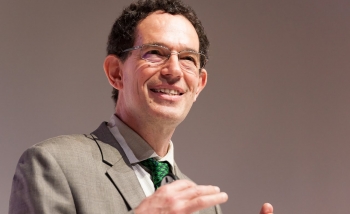 Portrait of Neil Turok contreplongé