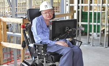 Stephen Hawking at the Stephen-Hawking-Center building site, with a hard hat